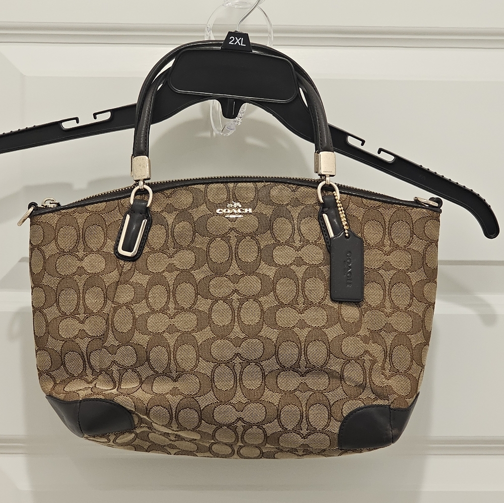 Coach Signature "C" Tote Bag w/hang tag and an Adjustable Strap, GUC